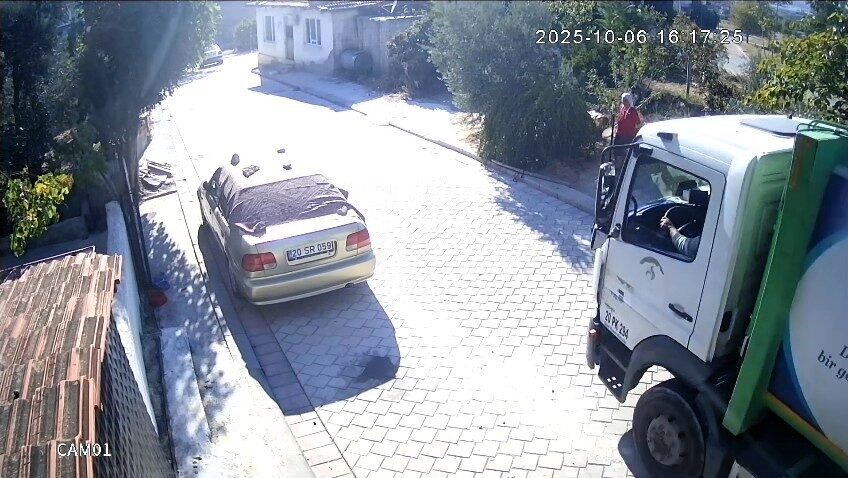 Denizli'nin Pamukkale ilçesinde 63 yaşındaki Atiye Kabaklı, çöpünü teslim etmek