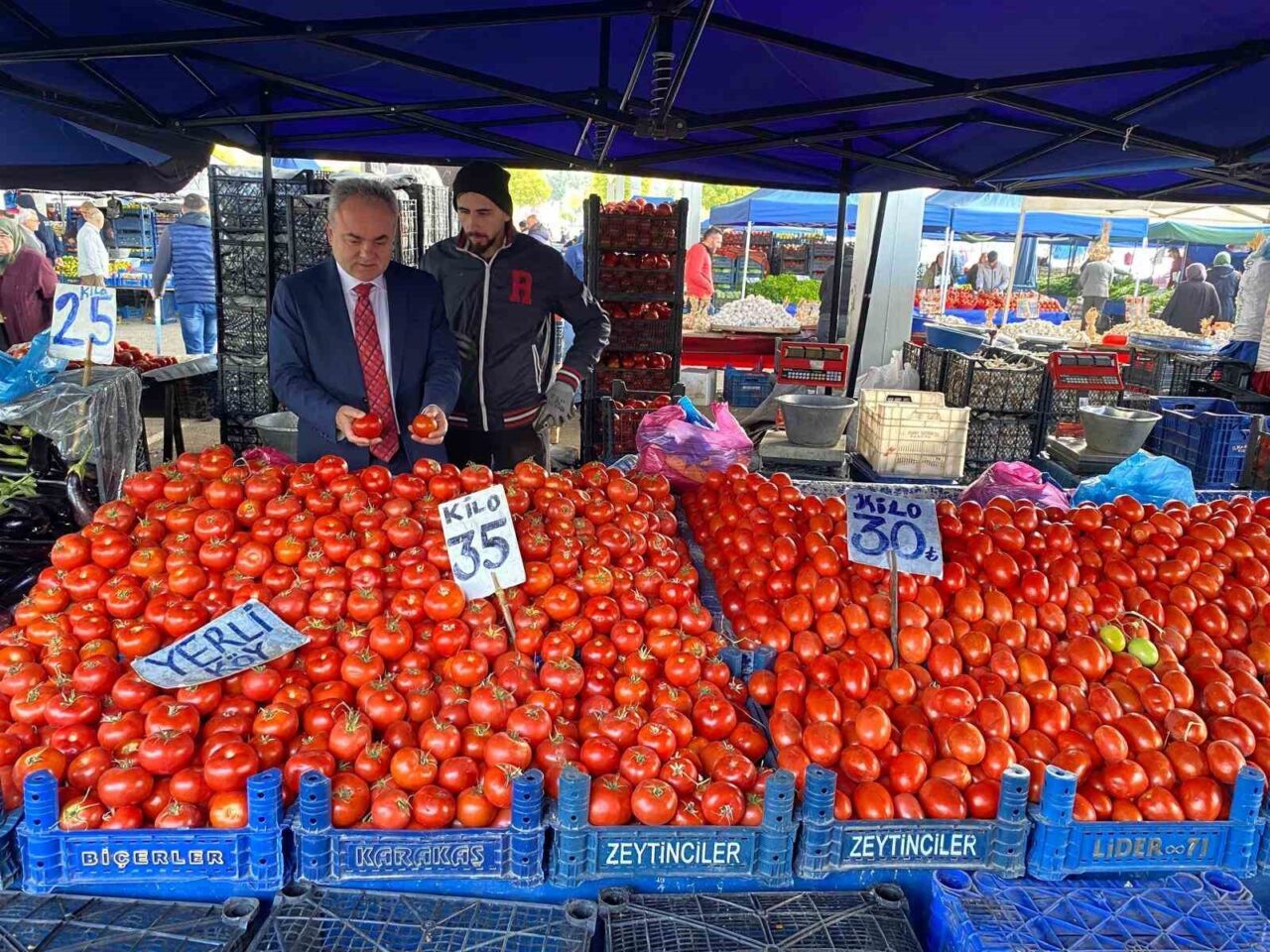 Çorum Belediyesi, semt pazarlarında gıda güvenliğini artırmak için denetimlerini sürdürüyor.