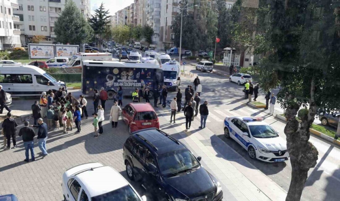 Çorum'da, kitap fuarına giden 19 Mayıs İlkokulu öğrencilerini taşıyan belediye