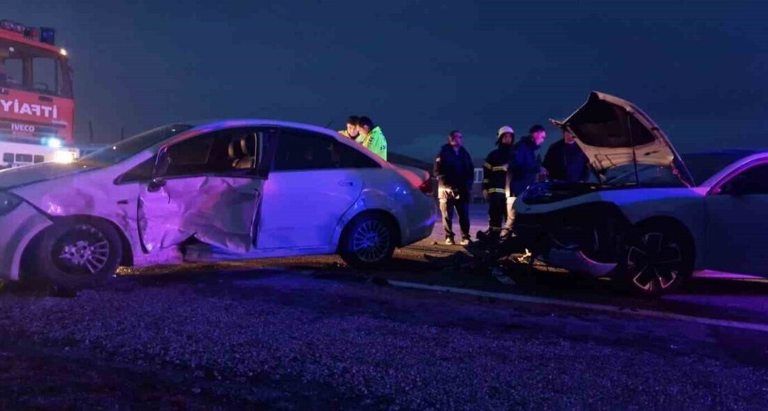 Alaca’da İki Otomobilin Çarpışması Sonucu 3 Yaralı Bulundu Çorum'un Alaca ilçesinde, iki otomobilin çarpışması sonucu üç kişi yaralandı.