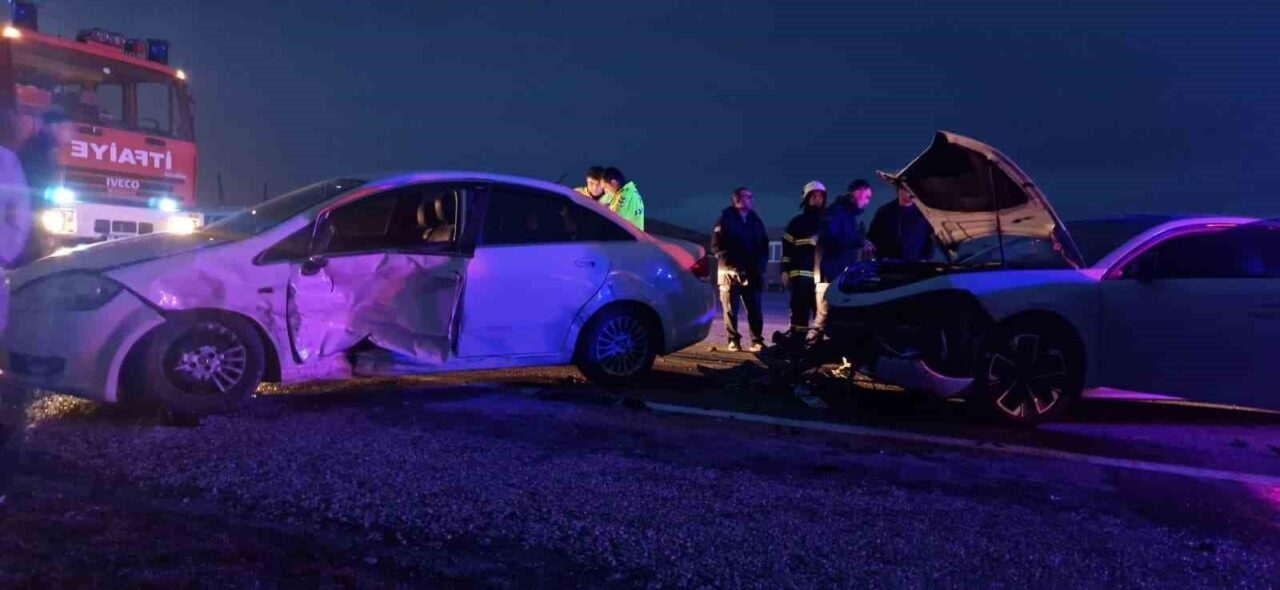 Çorum'un Alaca ilçesinde, iki otomobilin çarpışması sonucu üç kişi yaralandı.