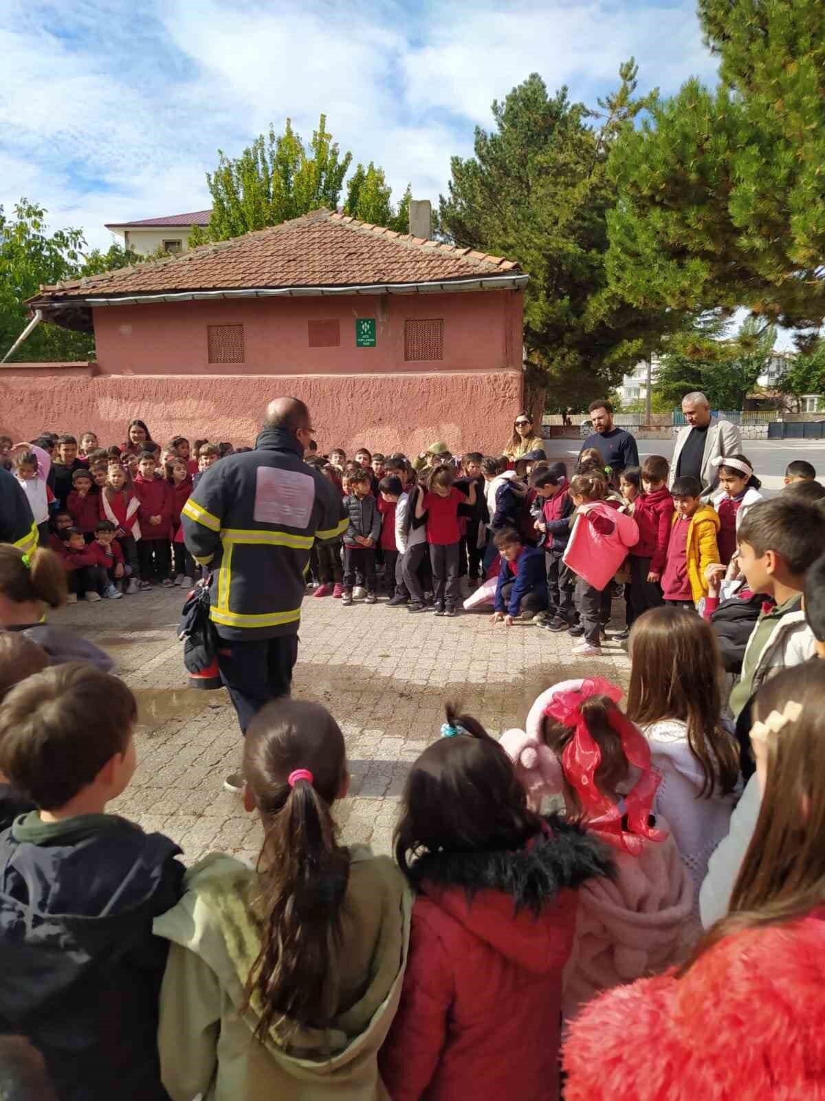 Çorum'un Alaca ilçesinde ilköğretim okulu öğrencilerine yangın güvenliği eğitimi verildi.