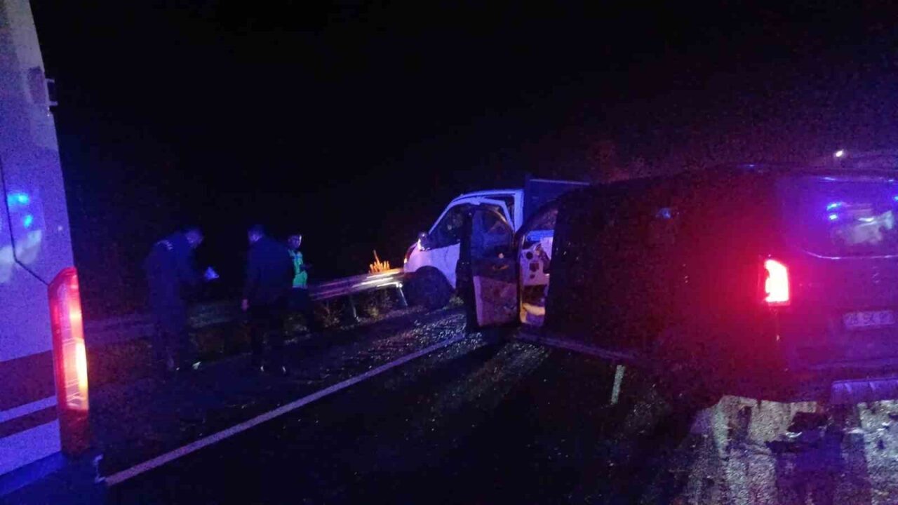 Çorum-Sungurlu kara yolunda, minibüs ve kamyonetin çarpışması sonucu Anahtar Parti