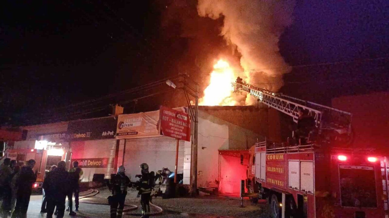 Çorum'daki Aşağı Sanayi Sitesi'nde bir lastik tamirhanesinde çıkan yangın, itfaiye