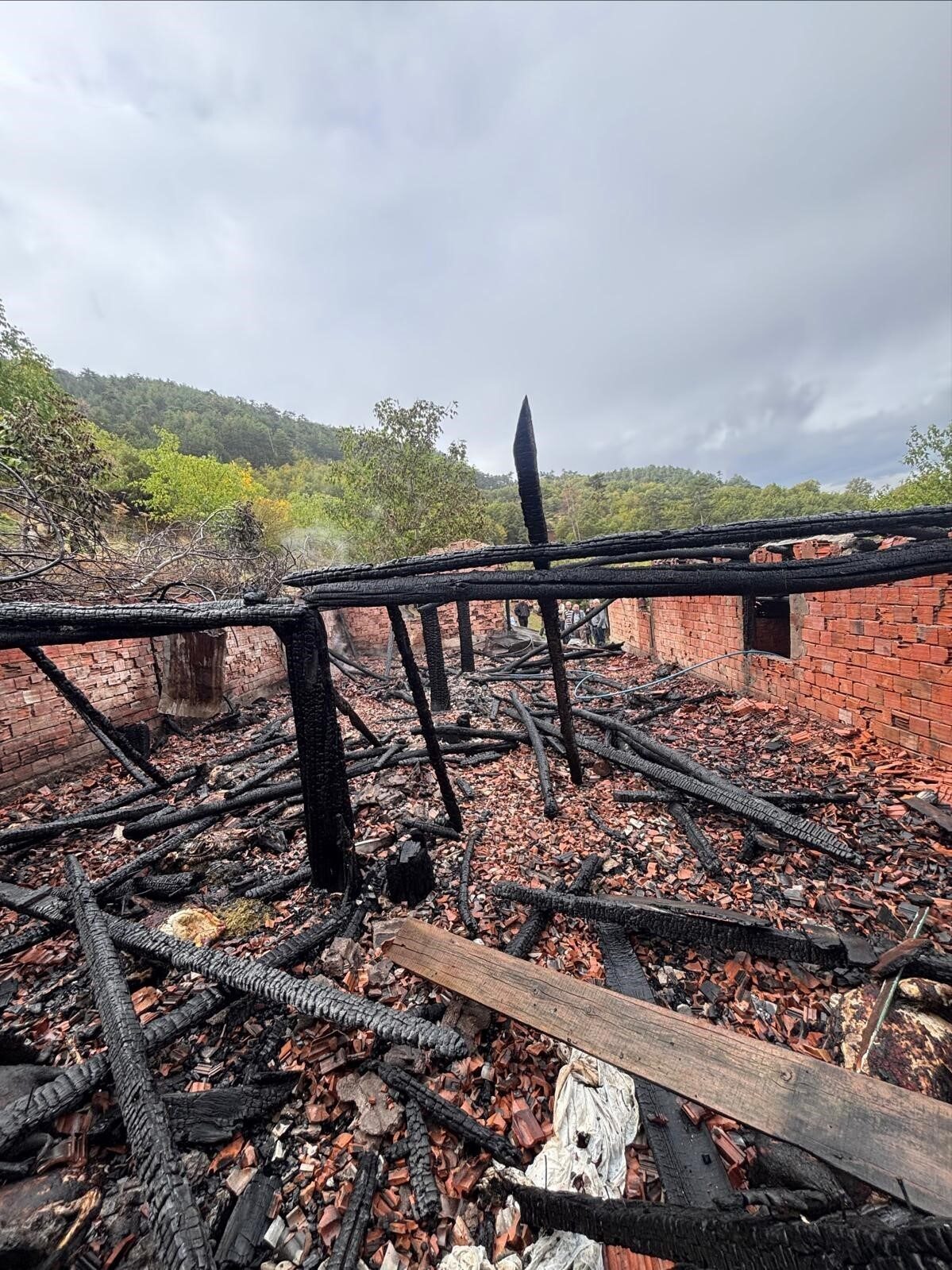 Çorum'un Osmancık ilçesinde Mehmet Ç.'ye ait bir ahırda çıkan yangında