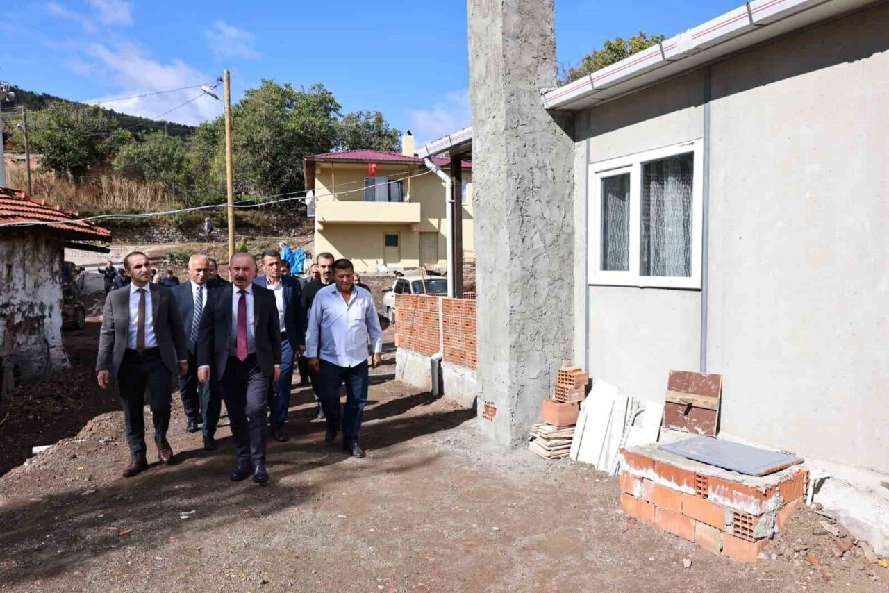 Çorum'un İskilip ilçesindeki yangında evleri yanan Ahmet Taş ve Şükrü