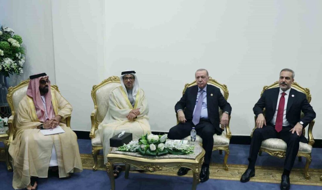 Erdoğan, Gazze Barış Zirvesi Öncesi Mısır’da BAE Devlet Başkan Yardımcısı ile Görüştü Cumhurbaşkanı Recep Tayyip Erdoğan, Mısır'daki Barış Zirvesi öncesi BAE Devlet