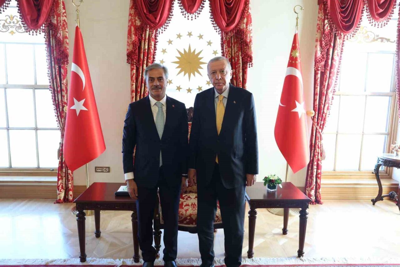 Sakarya Büyükşehir Belediye Başkanı Yusuf Alemdar, İstanbul'da düzenlenen "Yüzyılın Konut