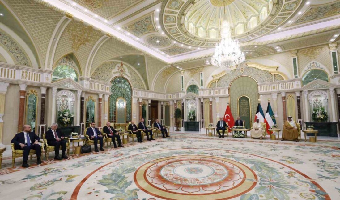 Cumhurbaşkanı Recep Tayyip Erdoğan, resmi temaslarla geldiği Kuveyt'te Emir Meşal