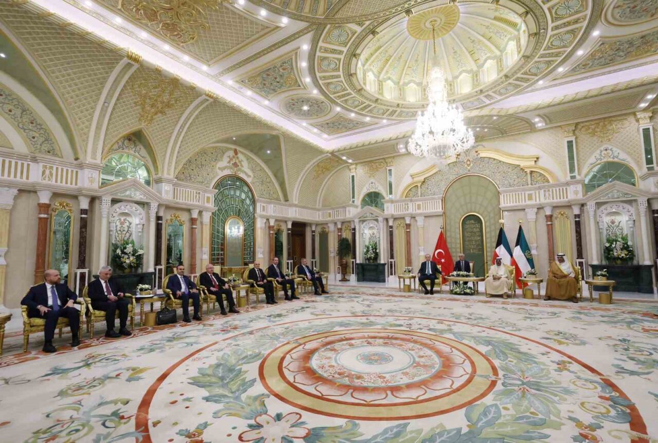 Cumhurbaşkanı Recep Tayyip Erdoğan, resmi temaslarla geldiği Kuveyt'te Emir Meşal