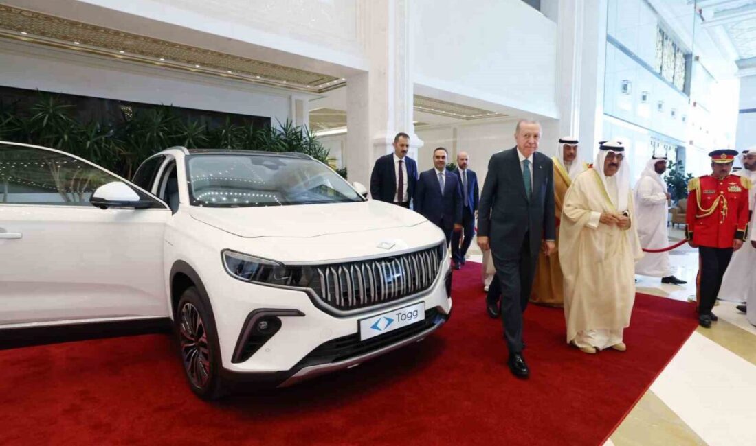 Cumhurbaşkanı Erdoğan, Kuveyt’te Emire Togg Aracı Hediye Etti Cumhurbaşkanı Recep Tayyip Erdoğan, Kuveyt ziyareti sırasında Kuveyt Emiri Meşal