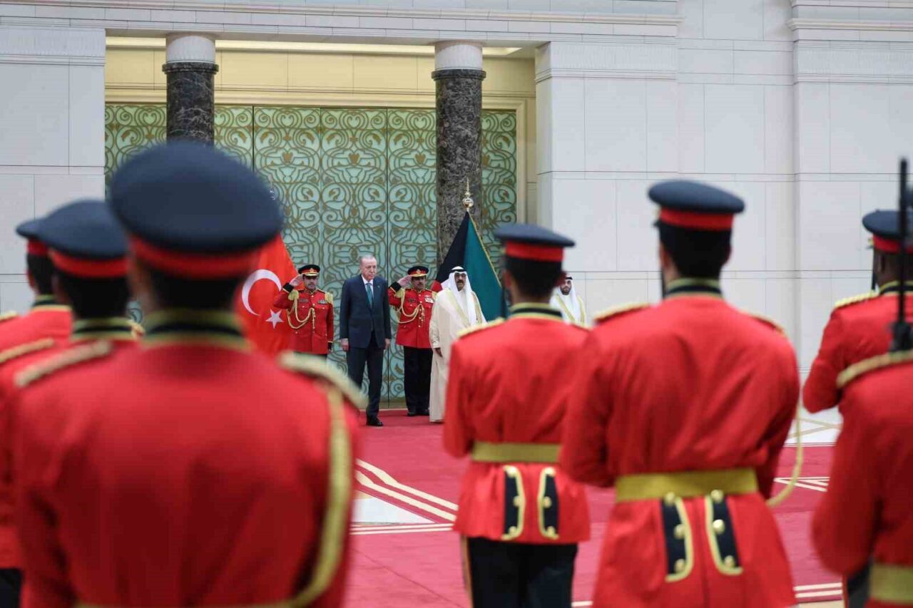 Cumhurbaşkanı Recep Tayyip Erdoğan, Kuveyt resmi ziyaretinde Kuveyt Emiri Meşal