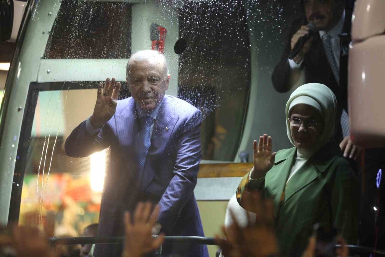 Cumhurbaşkanı Recep Tayyip Erdoğan, Rize'ye gelerek meydana çıkan heyelan bölgelerini