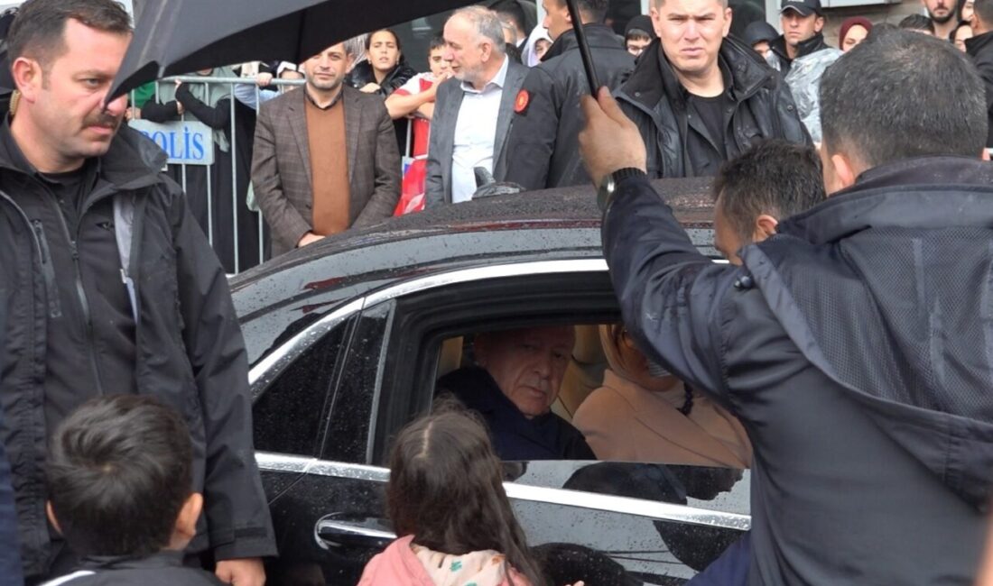 Cumhurbaşkanı Recep Tayyip Erdoğan, Rize'den kara yoluyla Trabzon'a geçti. Havanın