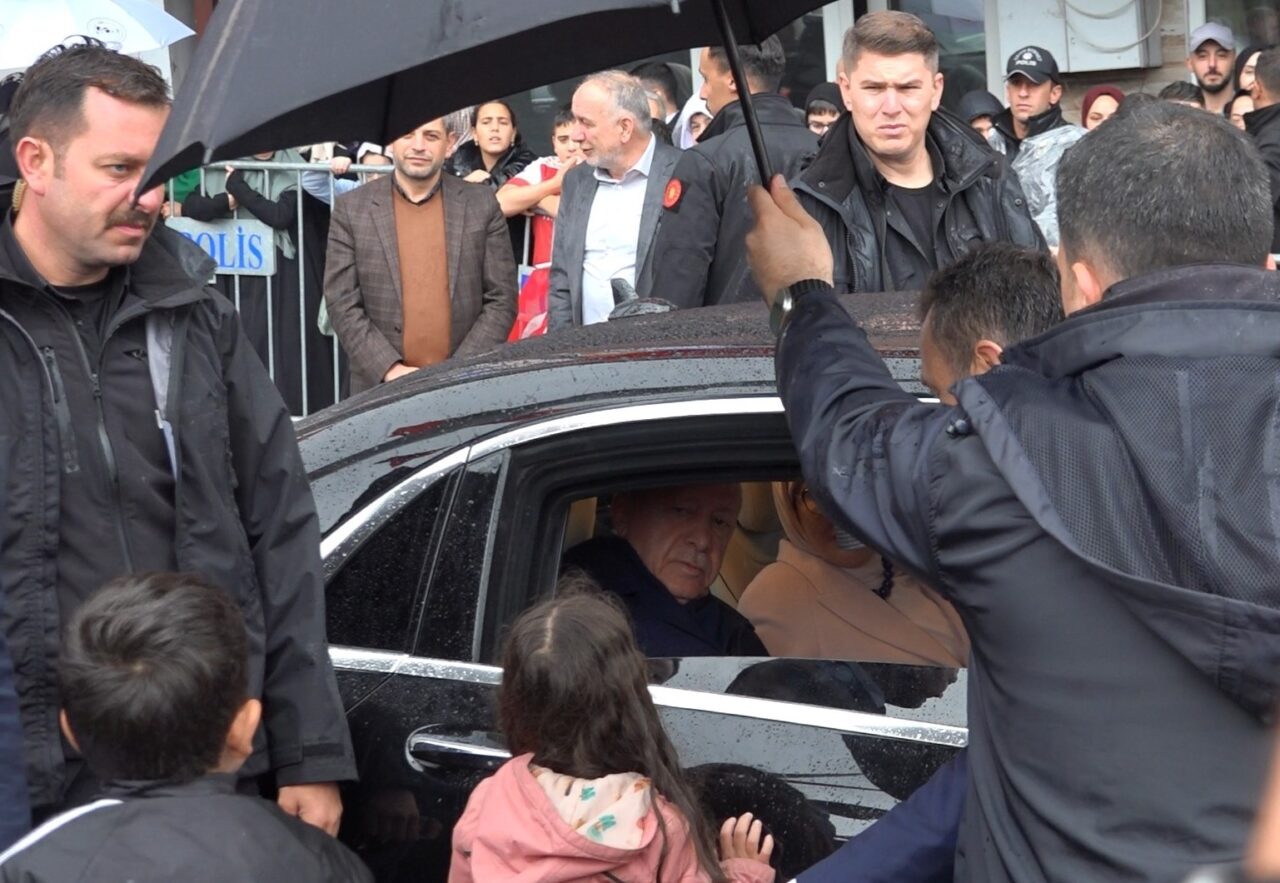 Cumhurbaşkanı Recep Tayyip Erdoğan, Rize'den kara yoluyla Trabzon'a geçti. Havanın
