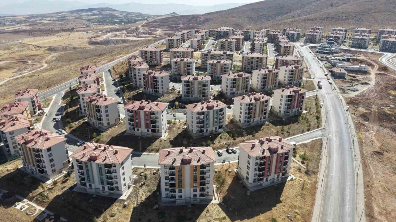 Cumhurbaşkanı Recep Tayyip Erdoğan'ın tanıttığı 500 bin konut projesinin Elazığ'daki