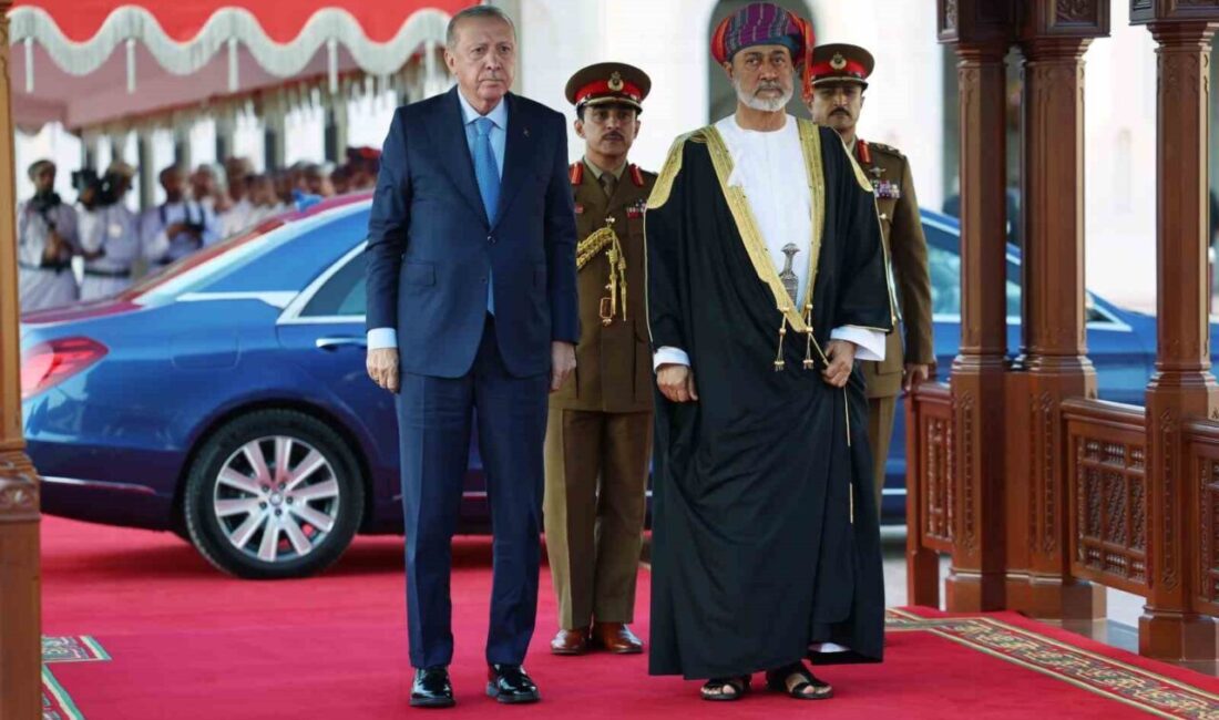 Cumhurbaşkanı Erdoğan, Umman’da Sultan Heysem tarafından resmi törenle karşılandı Cumhurbaşkanı Recep Tayyip Erdoğan, Katar'daki temaslarının ardından Umman'a resmi ziyaret