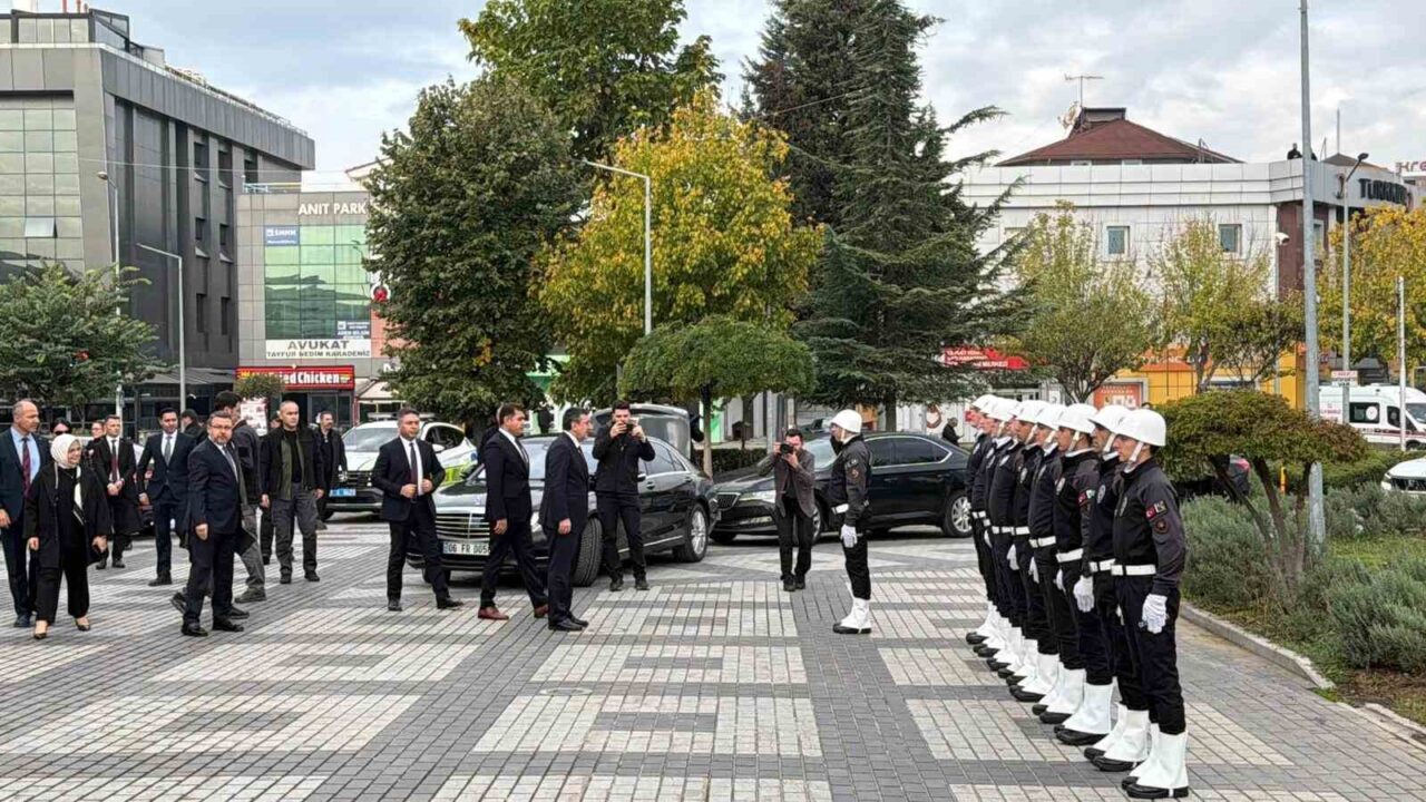 Cumhurbaşkanı Yardımcısı Cevdet Yılmaz, Düzce'deki ziyaretine Valilik ile başladı. Vali