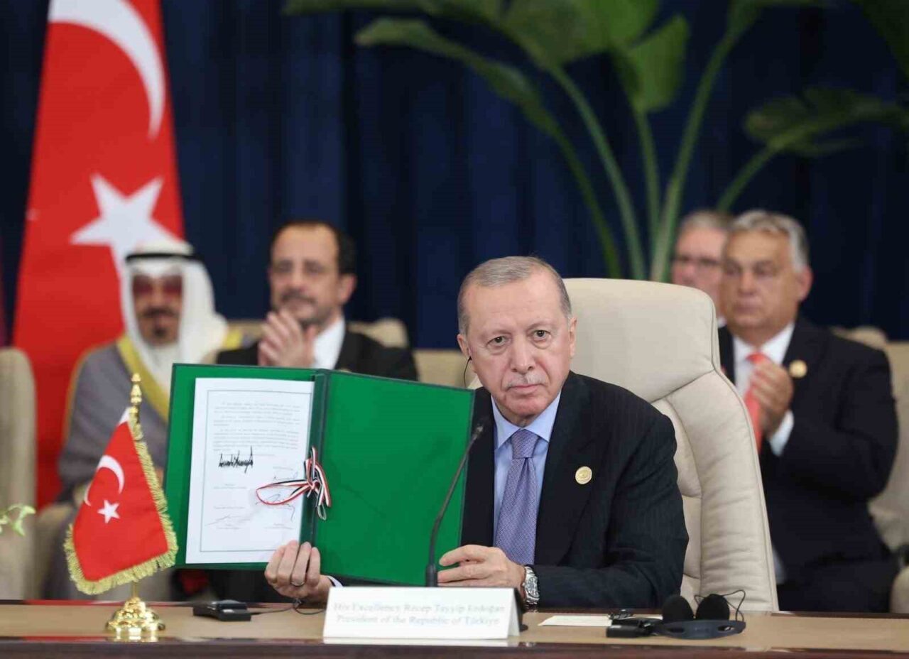 Cumhurbaşkanı Yardımcısı Cevdet Yılmaz, Cumhurbaşkanı Recep Tayyip Erdoğan’ın Şarm El-Şeyh