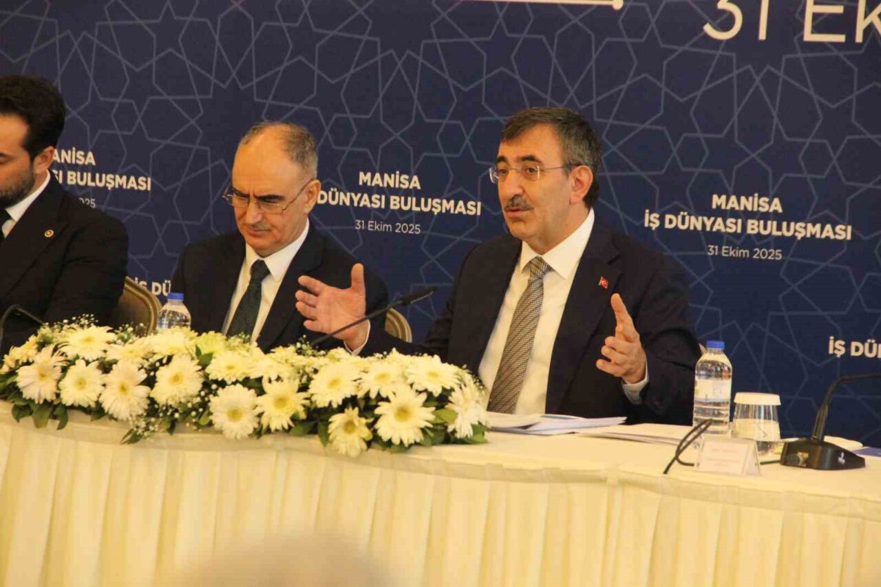 Cumhurbaşkanı Yardımcısı Cevdet Yılmaz, Manisa'da iş dünyasıyla buluşarak Türkiye'nin yüksek