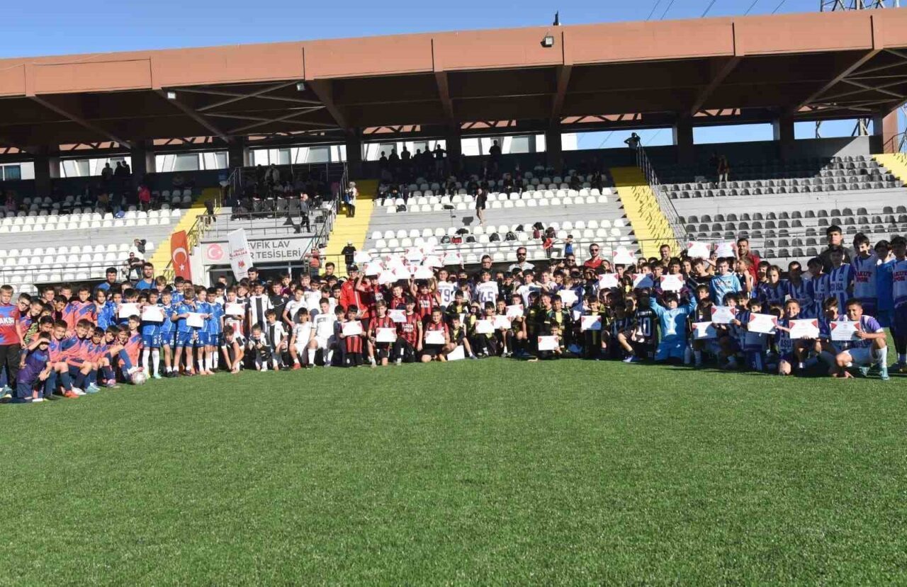 Yunusemre Belediyesi, 29 Ekim Cumhuriyet Bayramı'nı kutlamak amacıyla düzenlediği futbol