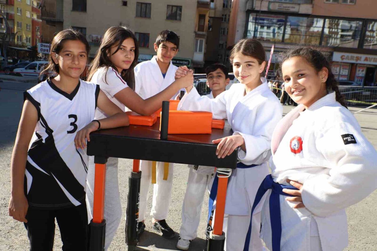 Hakkari’de 29 Ekim Kutlamaları Kapsamında Spor Etkinlikleri Düzenlendi