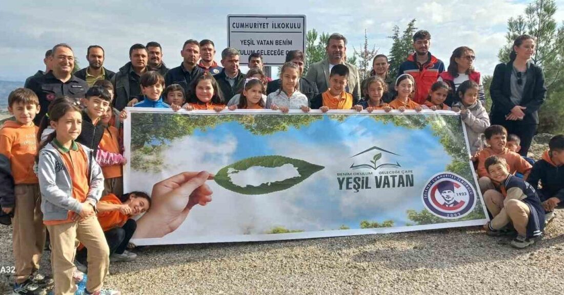 Selendi Cumhuriyet İlkokulu Öğrencileri, “Yeşil Vatan” Etkinliği ile Çevre Bilincini Geliştiriyor Selendi Cumhuriyet İlkokulu'nda düzenlenen "Yeşil Vatan" etkinliği, çevre bilincini artırma
