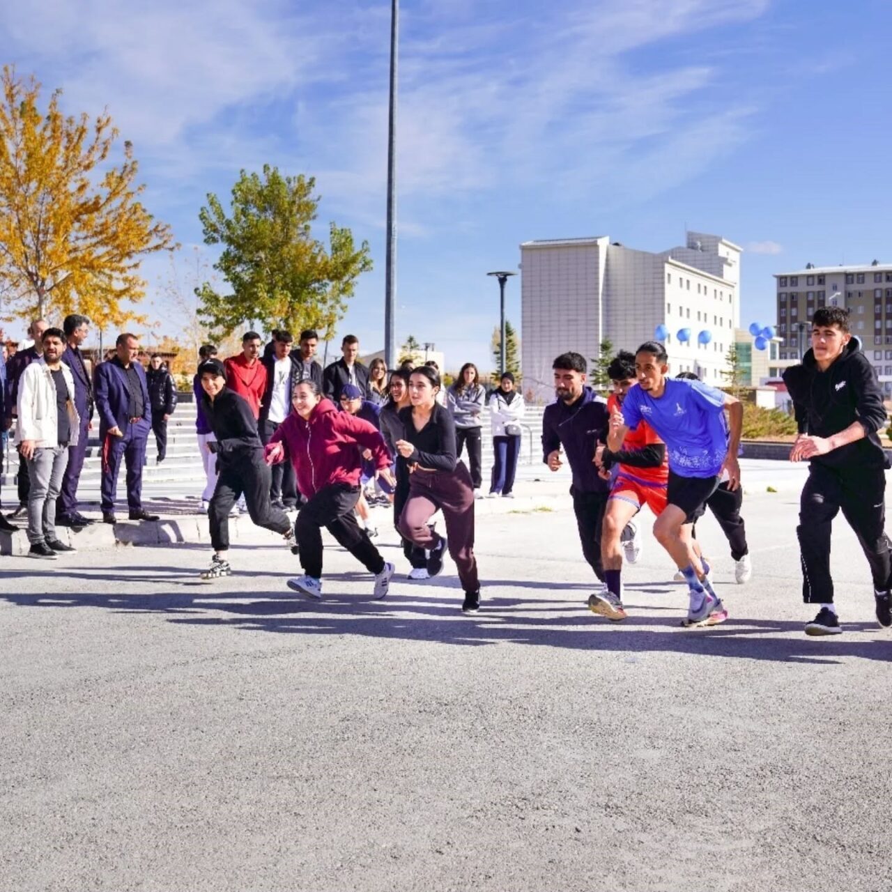 Cumhuriyet Bayramı etkinlikleri çerçevesinde düzenlenen Cumhuriyet Koşusu, gençlerin katılımıyla gerçekleşti.