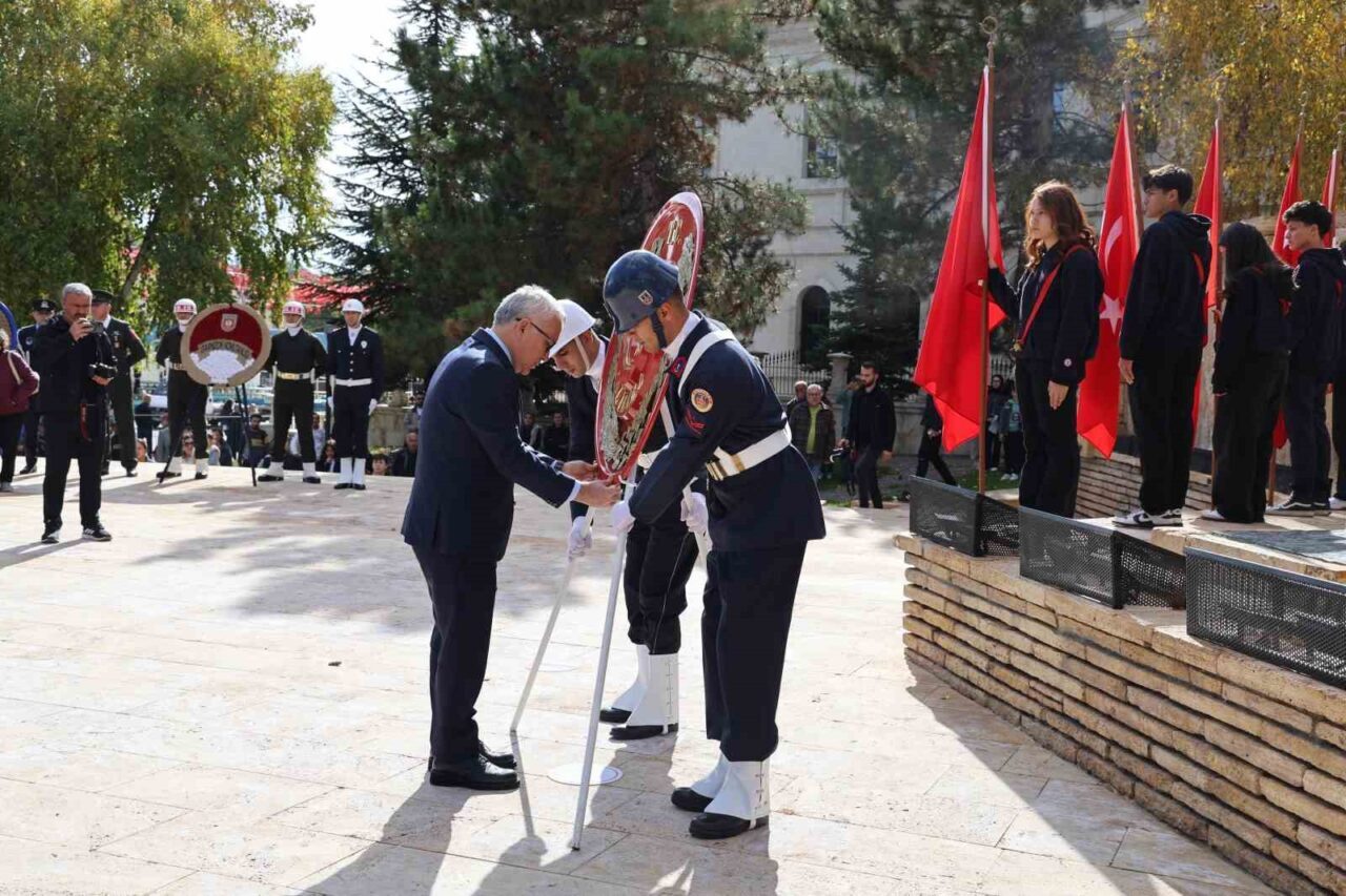 Sivas'ta 29 Ekim Cumhuriyet Bayramı kutlamaları kapsamında Atatürk anıtına çelenk