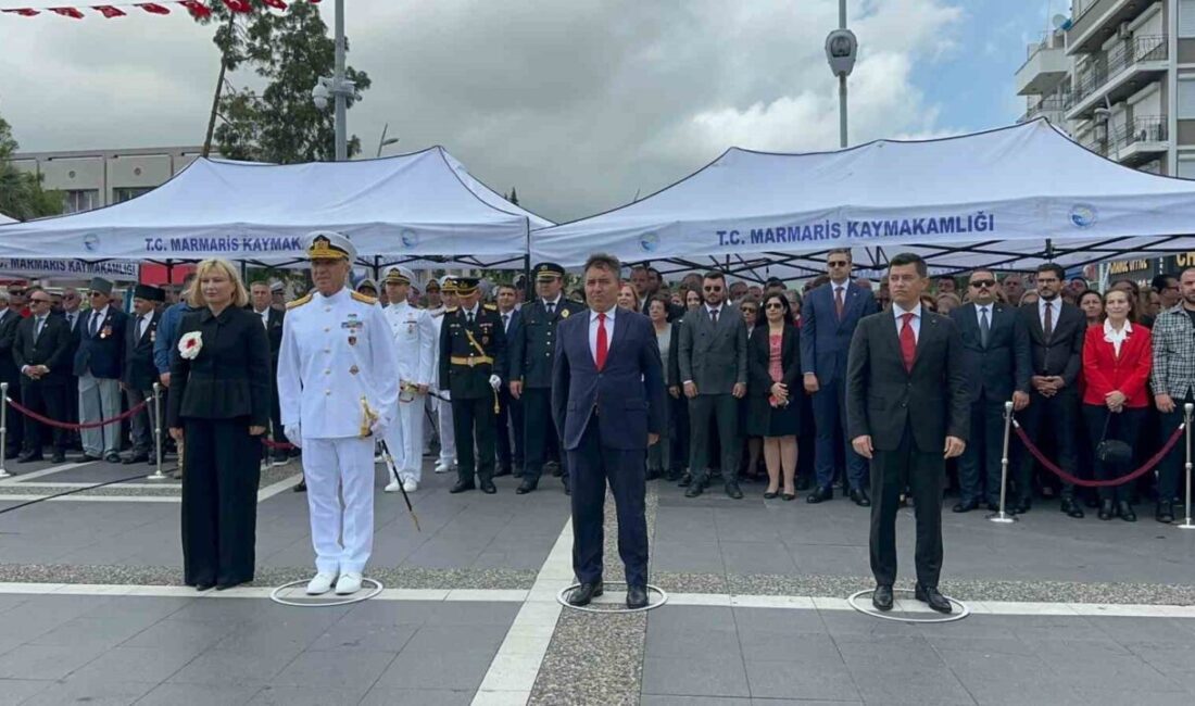 Marmaris’te Türkiye Cumhuriyeti’nin 102. Yıl Dönümü İçin Çelenk Sunma Töreni Gerçekleştirildi Marmaris'te, Türkiye Cumhuriyeti'nin 102. yıldönümü dolayısıyla bir çelenk sunma töreni