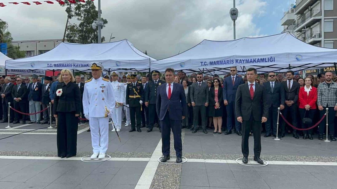 Marmaris'te, Türkiye Cumhuriyeti'nin 102. yıldönümü dolayısıyla bir çelenk sunma töreni