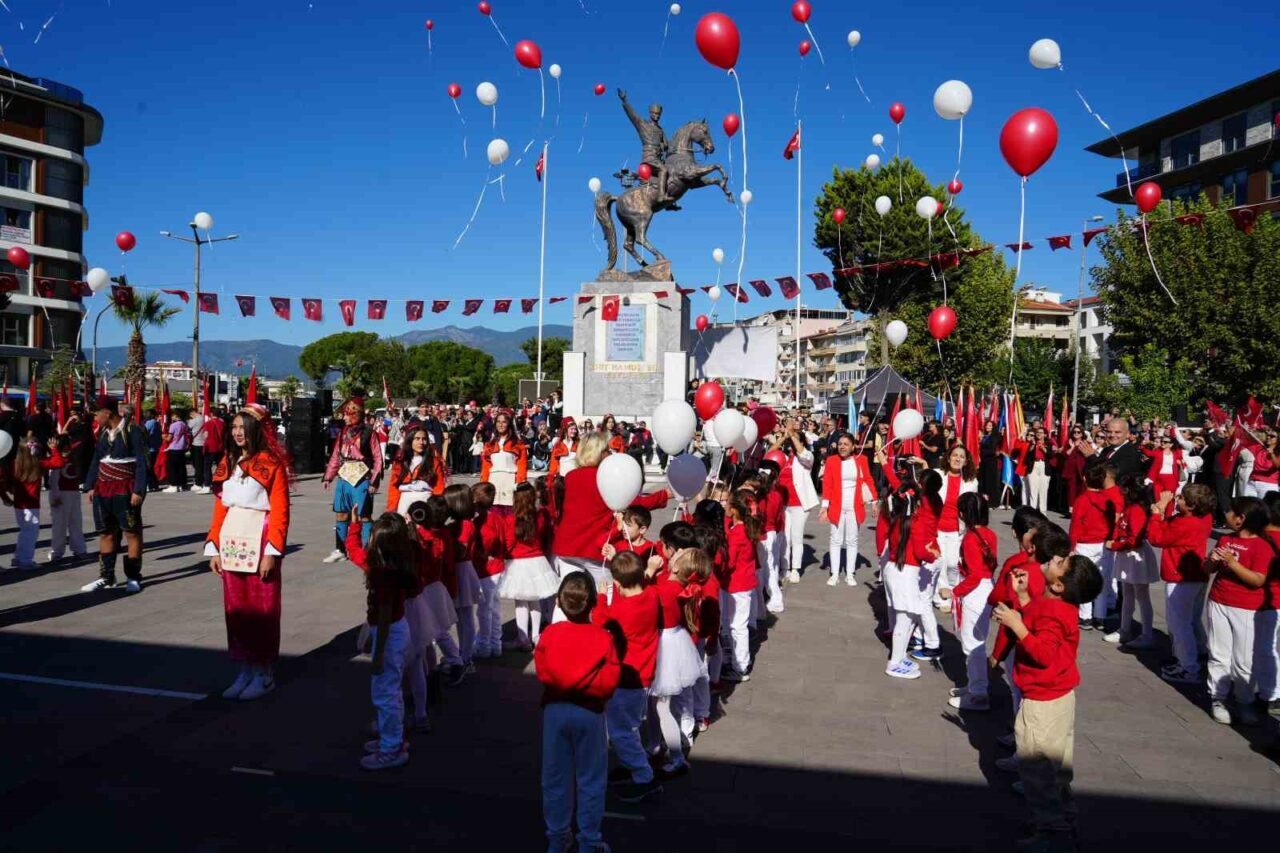 Edremit'te Cumhuriyetin 102. yıl dönümü coşkuyla kutlandı. Kaymakam Ahmet Odabaş,