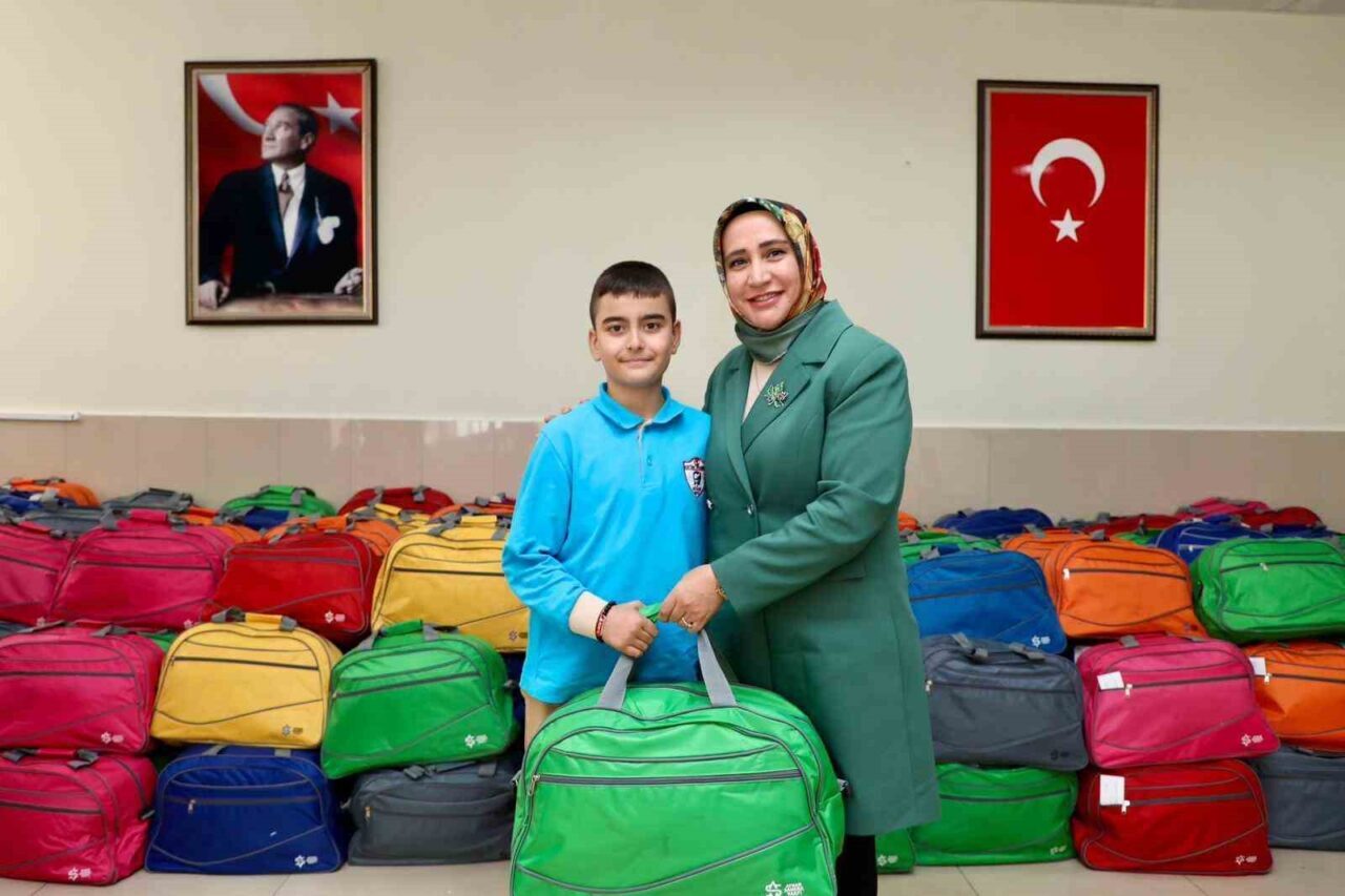 Niğde’de Cumhuriyet Bayramı Kutlaması kapsamında öğrencilere hediye dağıtımı yapıldı