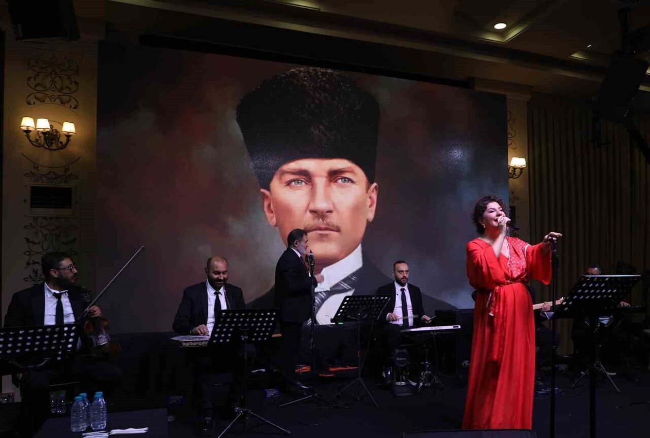 Büyükçekmece’de Cumhuriyet’in 102. yılı, geleneksel balo ile coşkuyla kutlandı. Etkinliğe