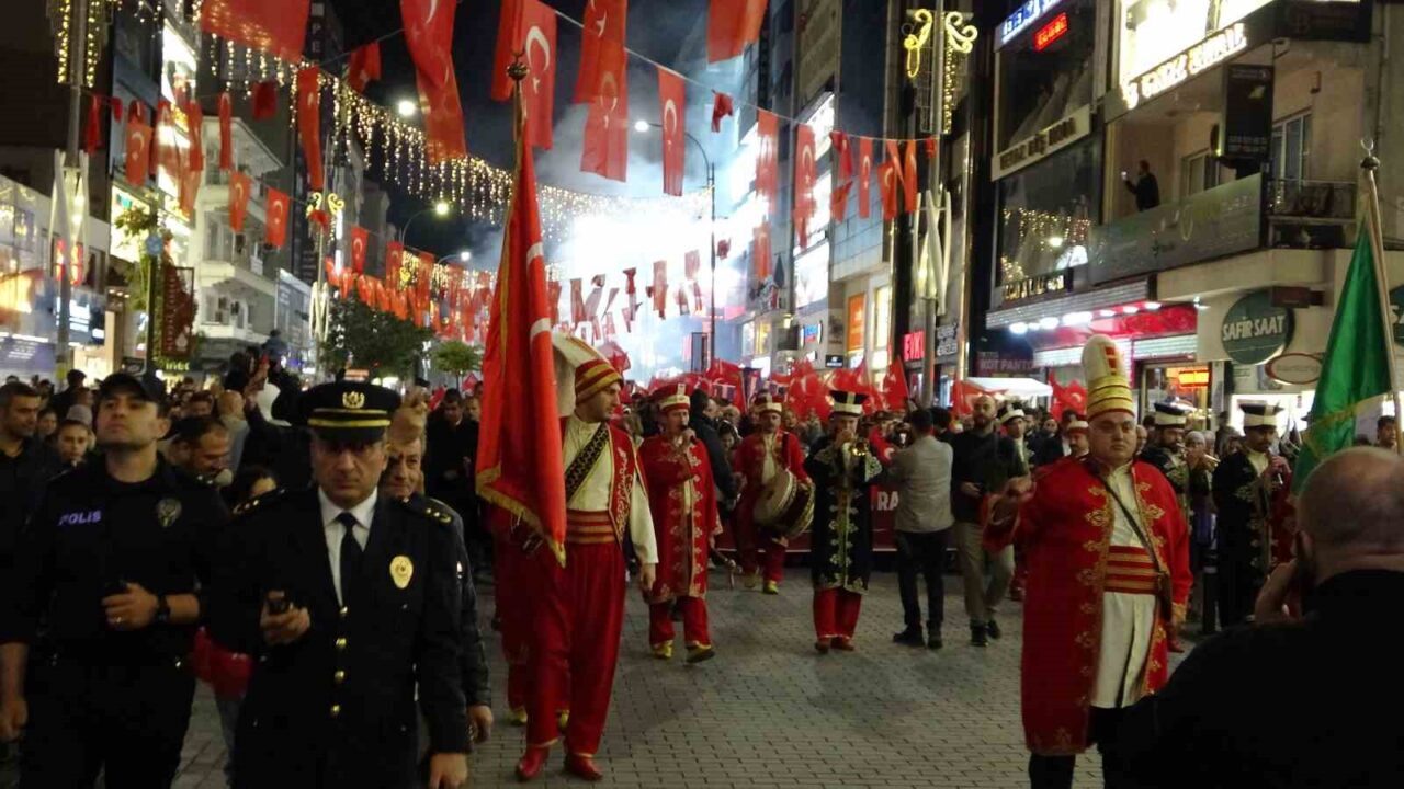 Cumhuriyet’in 102. yılı, Ümraniye'de binlerce vatandaşın katılımıyla kutlandı. Santral Meydanı'ndaki