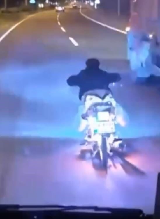 Bolu'da D-100 kara yolunda motosikletle tehlikeli akrobasi yapan D.S.U. ve