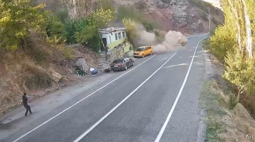 Tunceli-Erzincan karayolu üzerindeki Kutu Deresi'nde, bir kepçe çalışırken kopan kaya