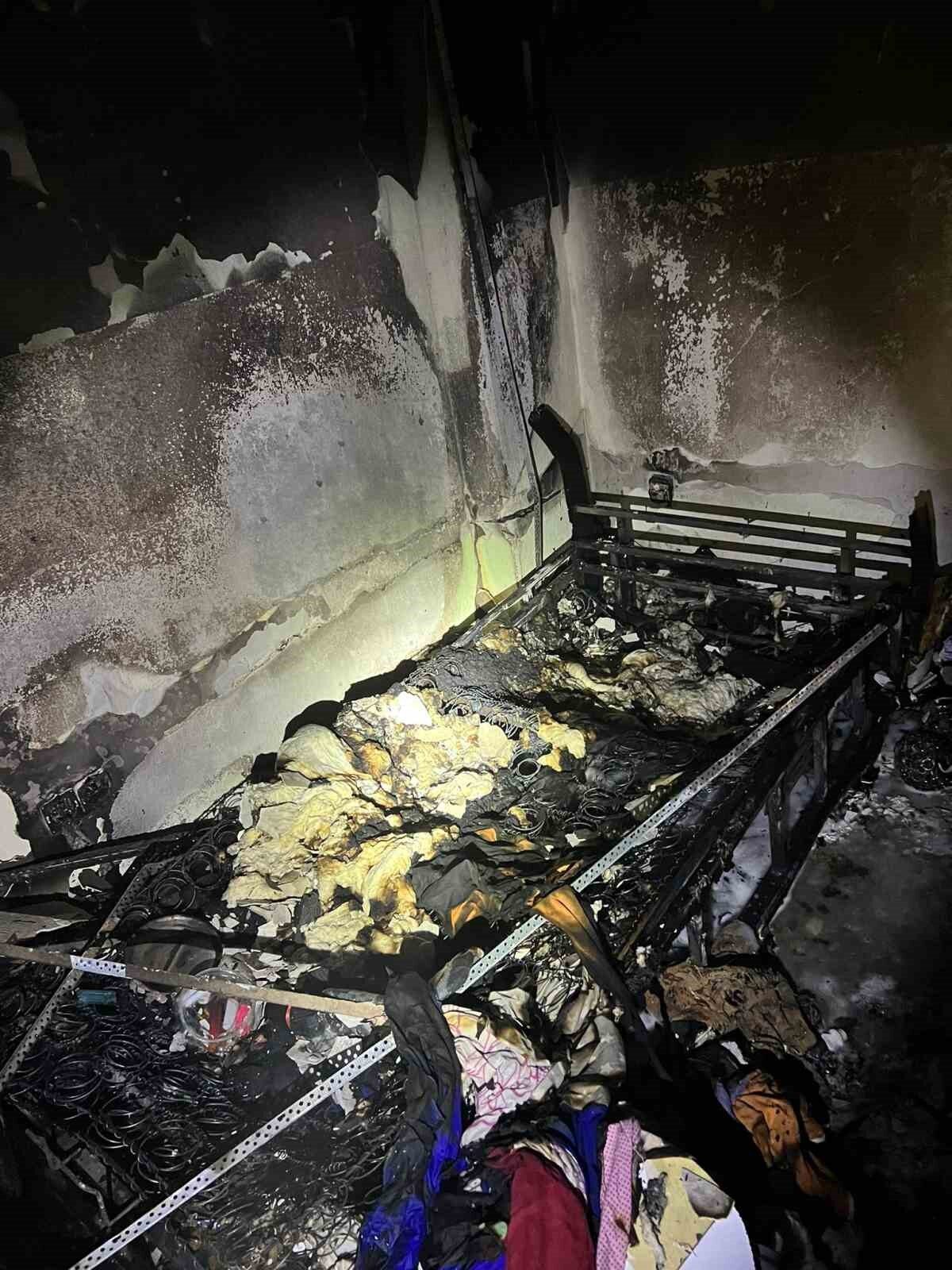 Manavgat’ta Yangın Felaketi: Bir Ev Kullanılamaz Hale Geldi, Dumandan Etkilenerek Hastaneye Kaldırılan Sahibi Kurtarıldı