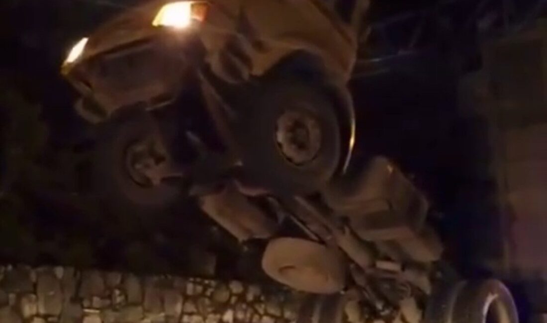 Bolu Göynük’te Injured Driver Rescued from Truck After Colliding with Traffic Camera Pole Bolu'nun Göynük ilçesinde, Nuri K. yönetimindeki kamyonun damperinin açık kalması