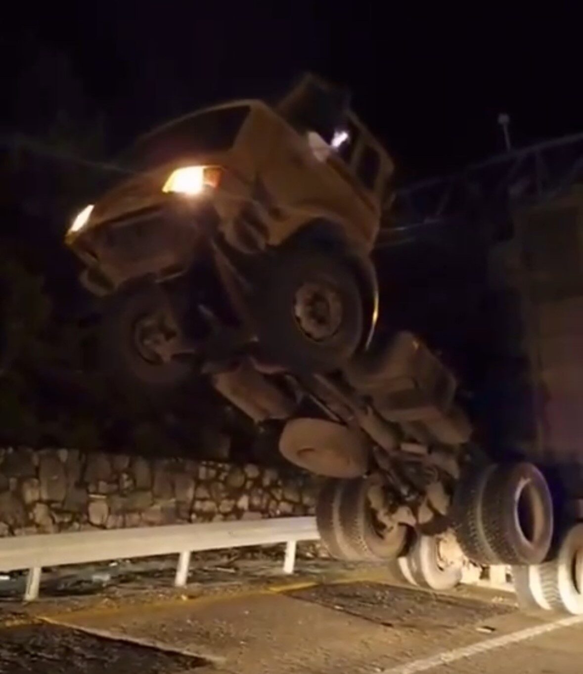 Bolu'nun Göynük ilçesinde, Nuri K. yönetimindeki kamyonun damperinin açık kalması