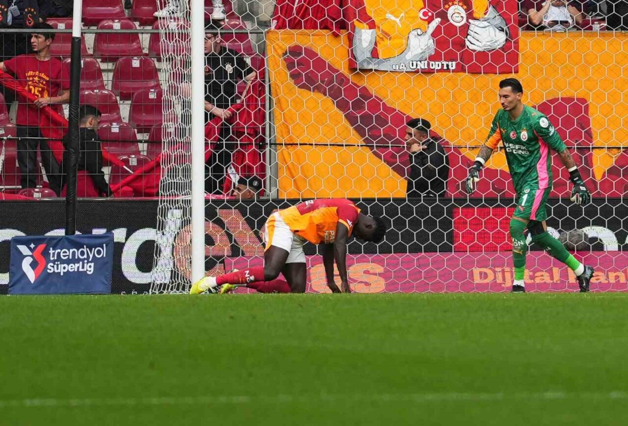 Galatasaray'ın Kolombiyalı futbolcusu Davinson Sanchez, Göztepe maçı sırasında gördüğü sarı