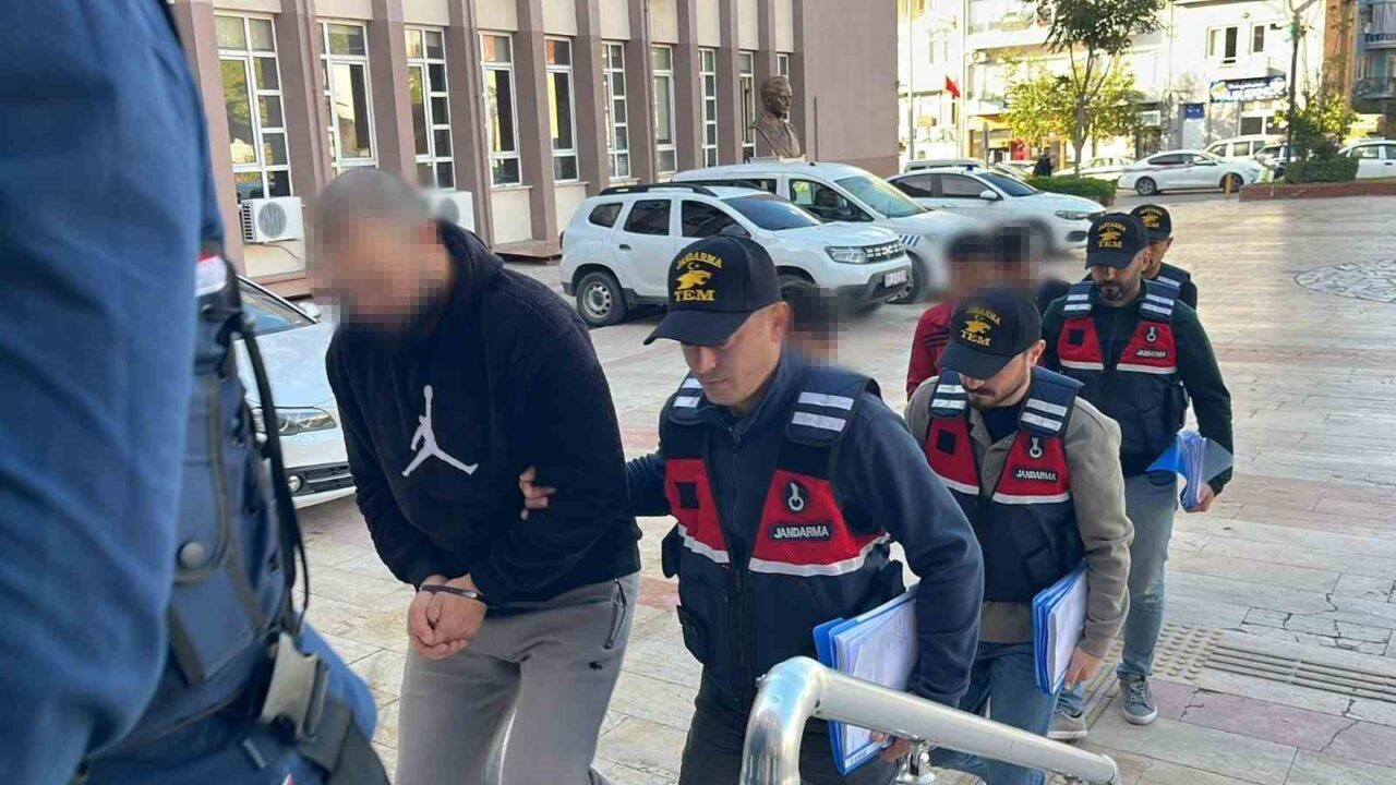 Aydın’ın Nazilli ve Köşk ilçelerinde düzenlenen DEAŞ operasyonunda yakalanan 5