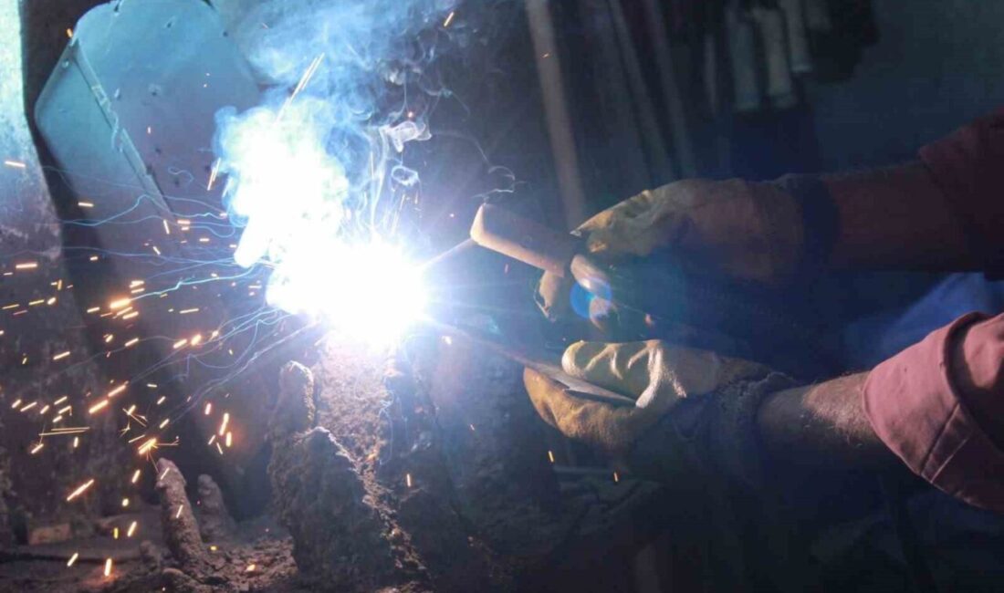 Siirt'te 30 yıldır demir döven 58 yaşındaki Metin İrey, dededen