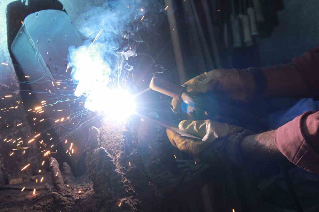 Siirt'te 30 yıldır demir döven 58 yaşındaki Metin İrey, dededen