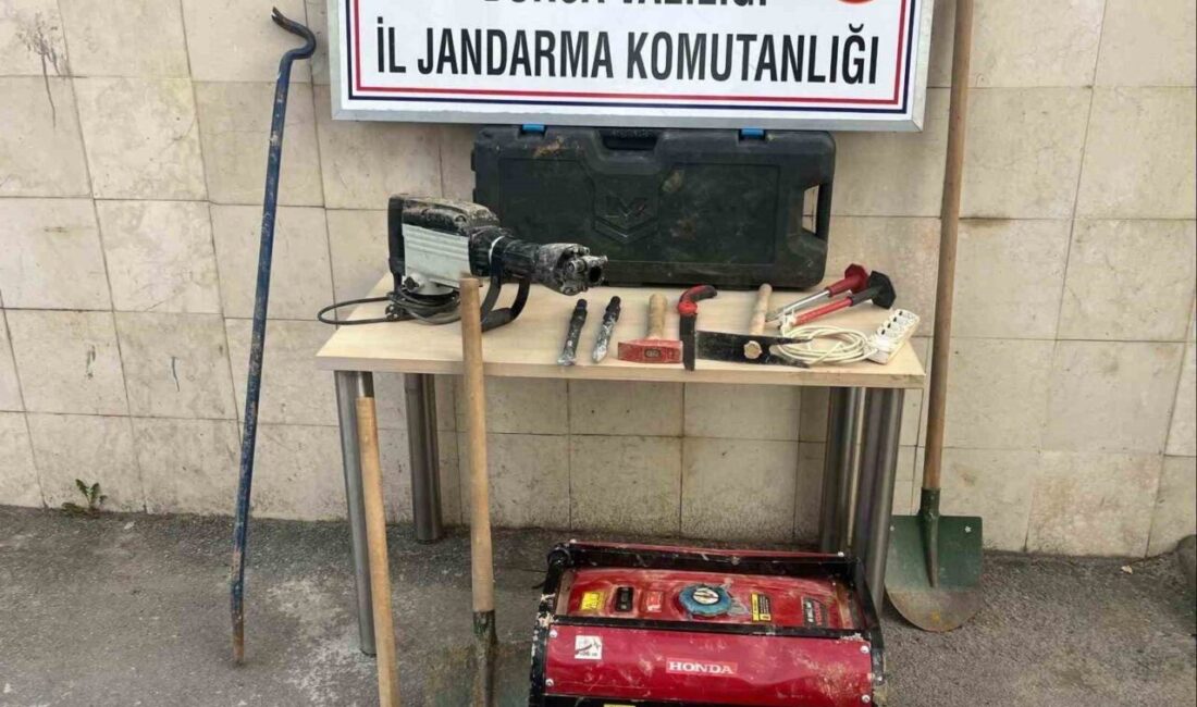 Gemlik’te Kaçak Kazı Yapan 4 Şahıs Jandarma Tarafından Yakalandı Bursa'nın Gemlik ilçesinde ormanlık alanda kaçak kazı yapan 4 kişi,