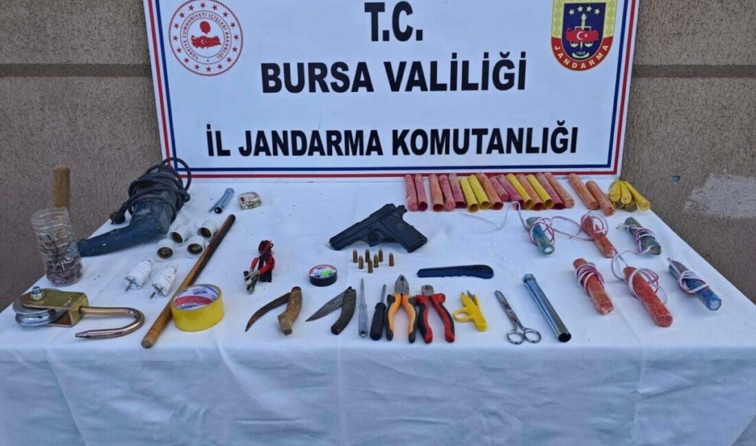 Kestel’de İzinsiz Kazı Yapan 9 Defineci Jandarma Tarafından Suçüstü Yakalandı Bursa'nın Kestel ilçesinde izinsiz kazı yapan 9 kişi, jandarma tarafından