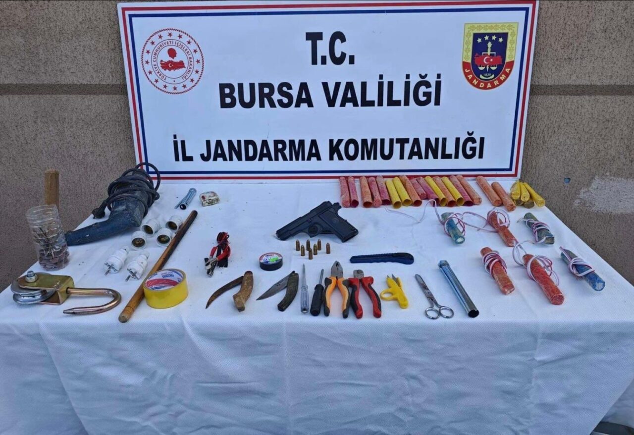 Bursa'nın Kestel ilçesinde izinsiz kazı yapan 9 kişi, jandarma tarafından
