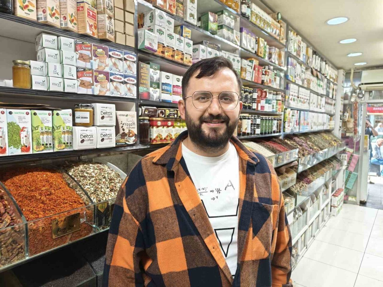Kayseri'de aktar Muhammed Hanzala Altun, mevsim geçişlerinde bağışıklık sistemine dikkat