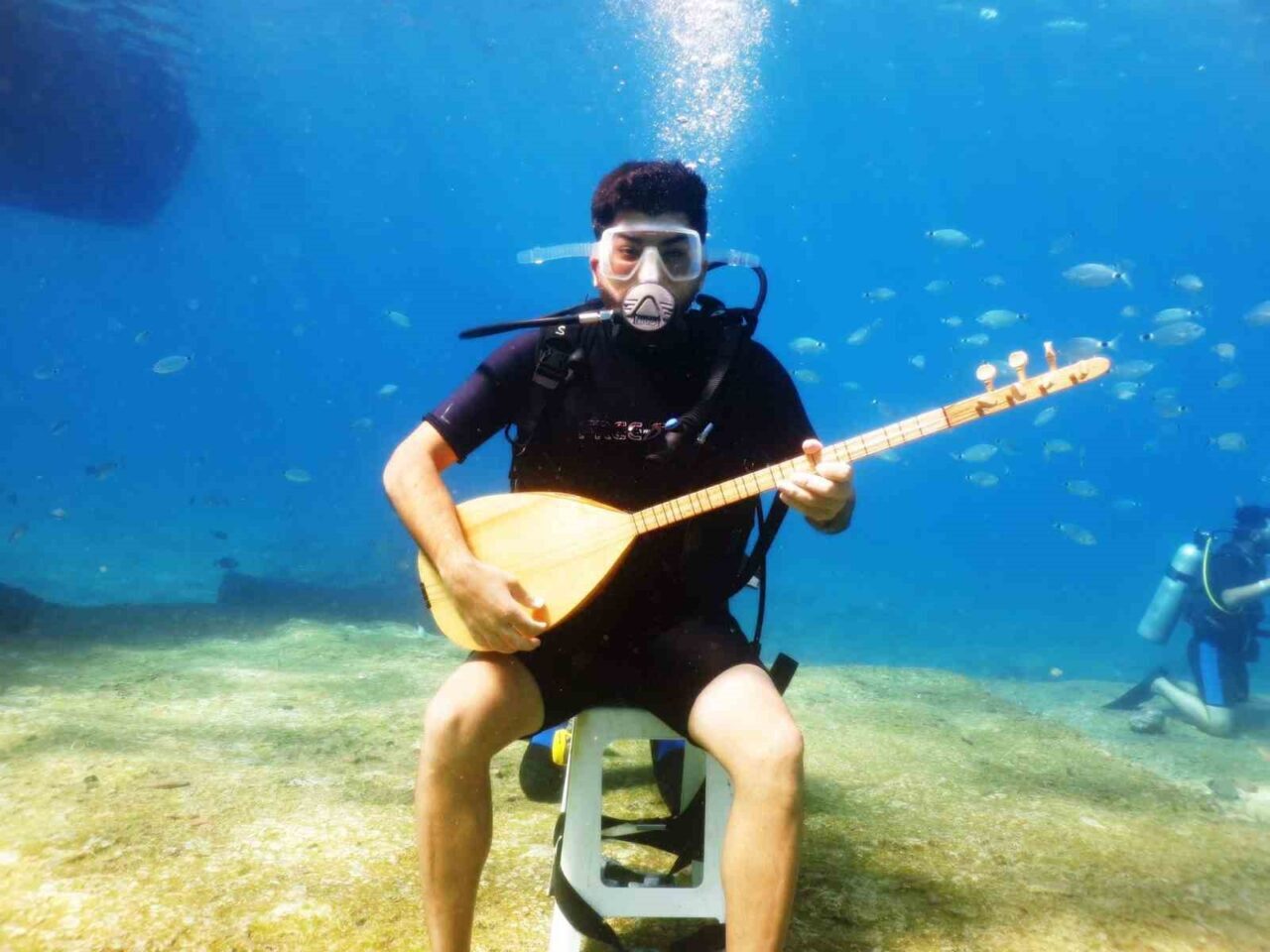 Türk Halk Müziği sanatçısı Yunus Koşar, Fethiye'de dalış eğitmeni Önder