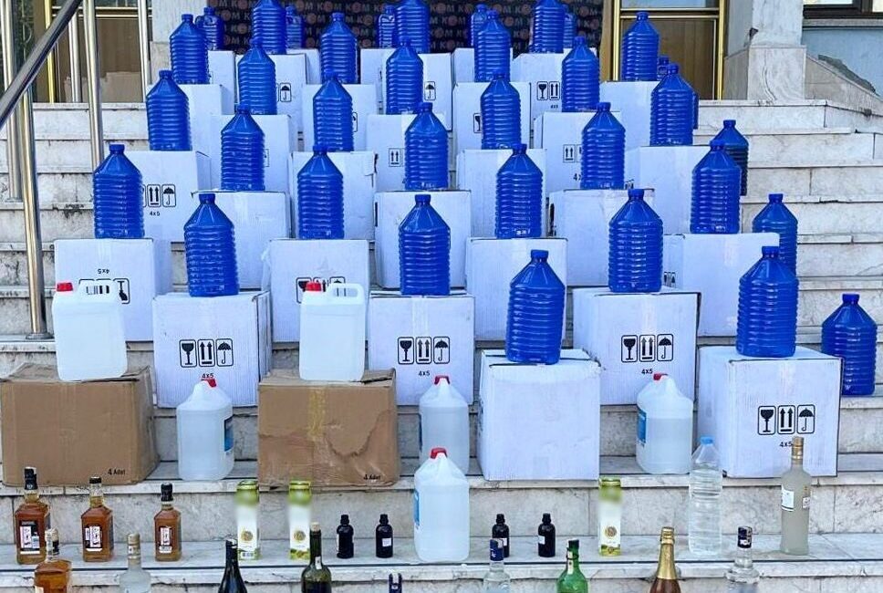 Denizli'de gerçekleştirilen operasyon sonucu, kaçak alkol üreten iki kişiye ait
